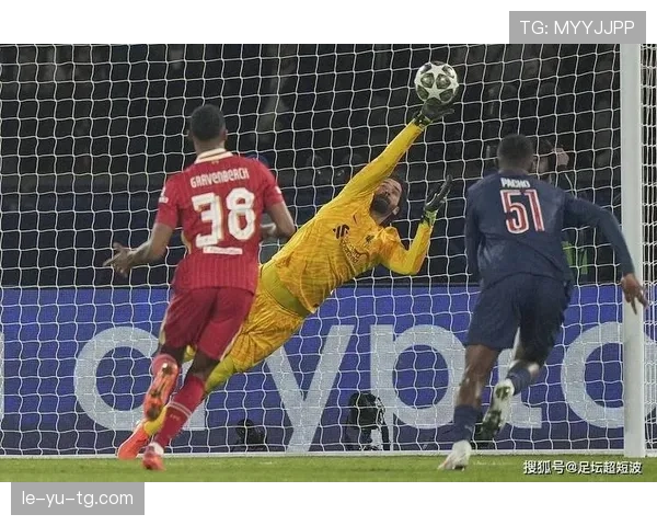 阿利松展现精湛脚法，双足出球技巧惊艳全场