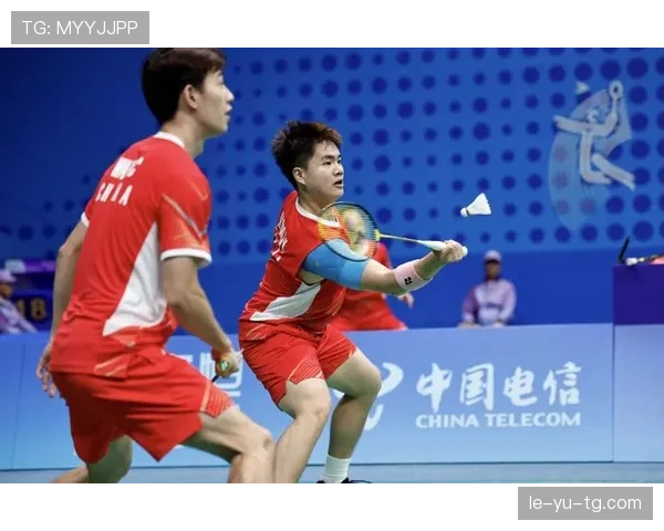 中国足球队亚运赛场展青春风采，奋勇拼搏引关注