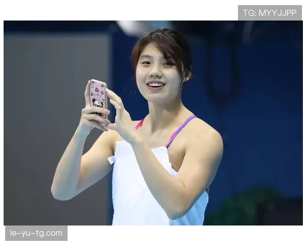 张雨霏赛场像战士，街头像有钱邻家小娇妻——这反差看着真让人懵