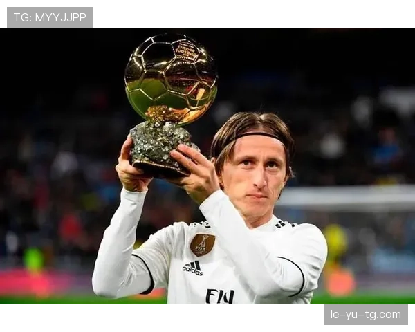 莫德里奇拎着菜篮子像去隔壁串门，停车位那几辆车却像电影首映礼的阵仗